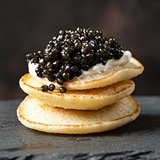 Schwarzer Caviar auf Blini